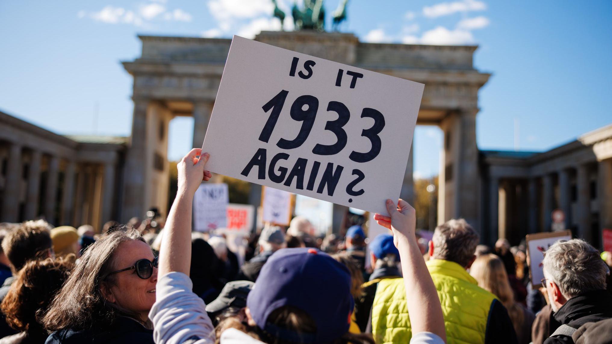 Transparent na kojem piše da li je 1933. ponovo?