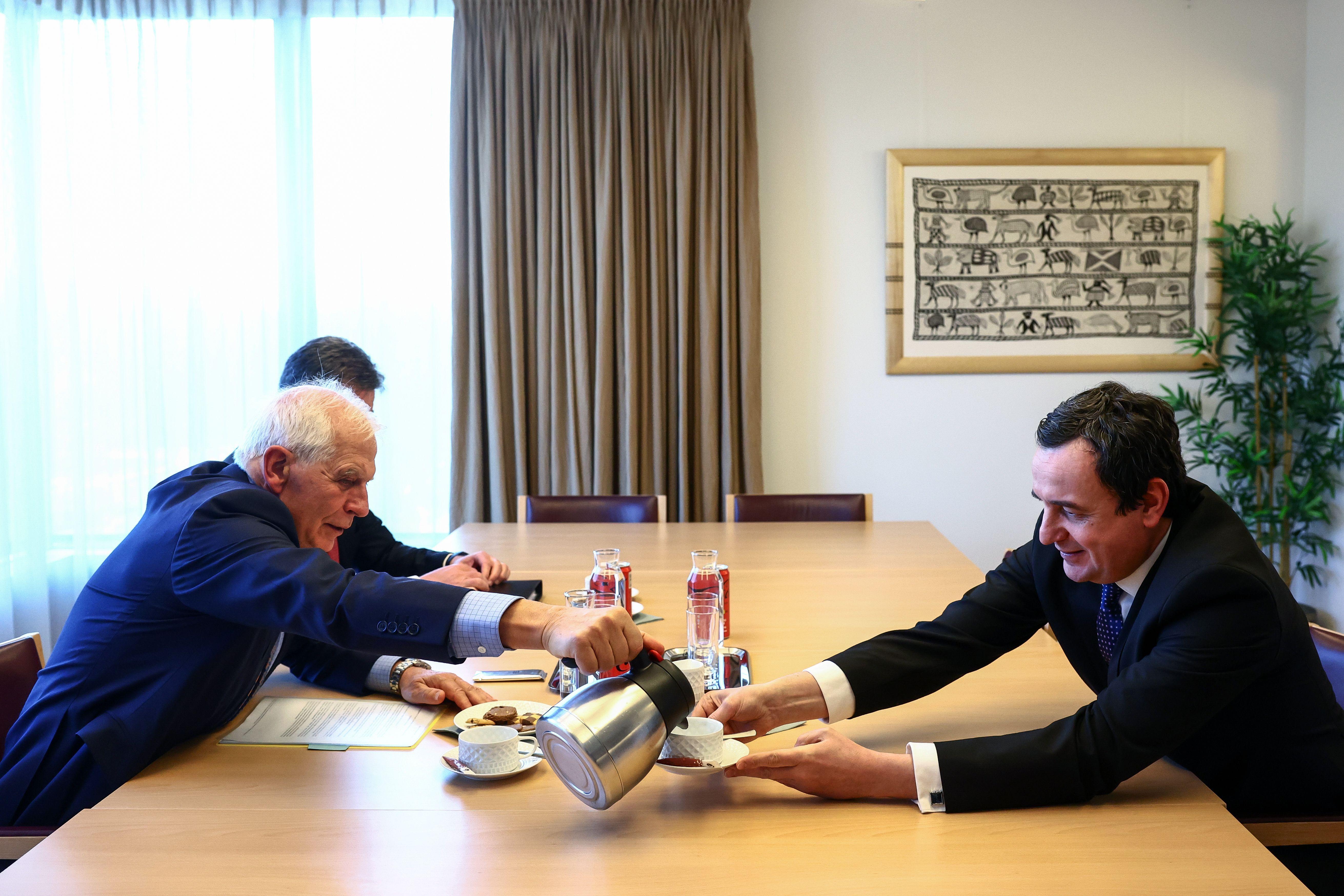 Žozep Borelj sipa čaj u šolju Aljbina Kurtija