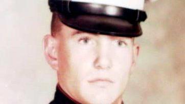 Holivudska priča dvoje zaljubljenih tinejdžera koji su posle 40 godina pronašli jedno drugo i njihovu ćerku 2 Kerol u vojničkoj uniformi