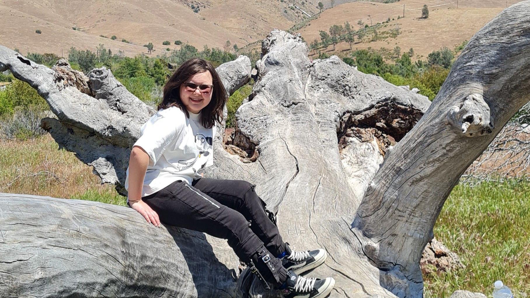 Genska terapija zaustavlja neizlečivu leukemiju 2 devojka sedi na velikom deblu drveta po sunčanom danu na proplanku