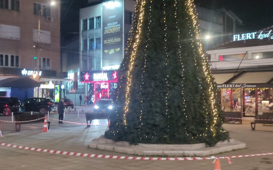 (FOTO) Novogodišnja jelka u Nišu postavljena preko Spomen-česme Stevana Sremca 6