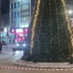 (FOTO) Novogodišnja jelka u Nišu postavljena preko Spomen-česme Stevana Sremca 11