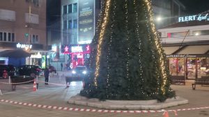 (FOTO) Novogodišnja jelka u Nišu postavljena preko Spomen-česme Stevana Sremca 4