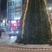 (FOTO) Novogodišnja jelka u Nišu postavljena preko Spomen-česme Stevana Sremca 14
