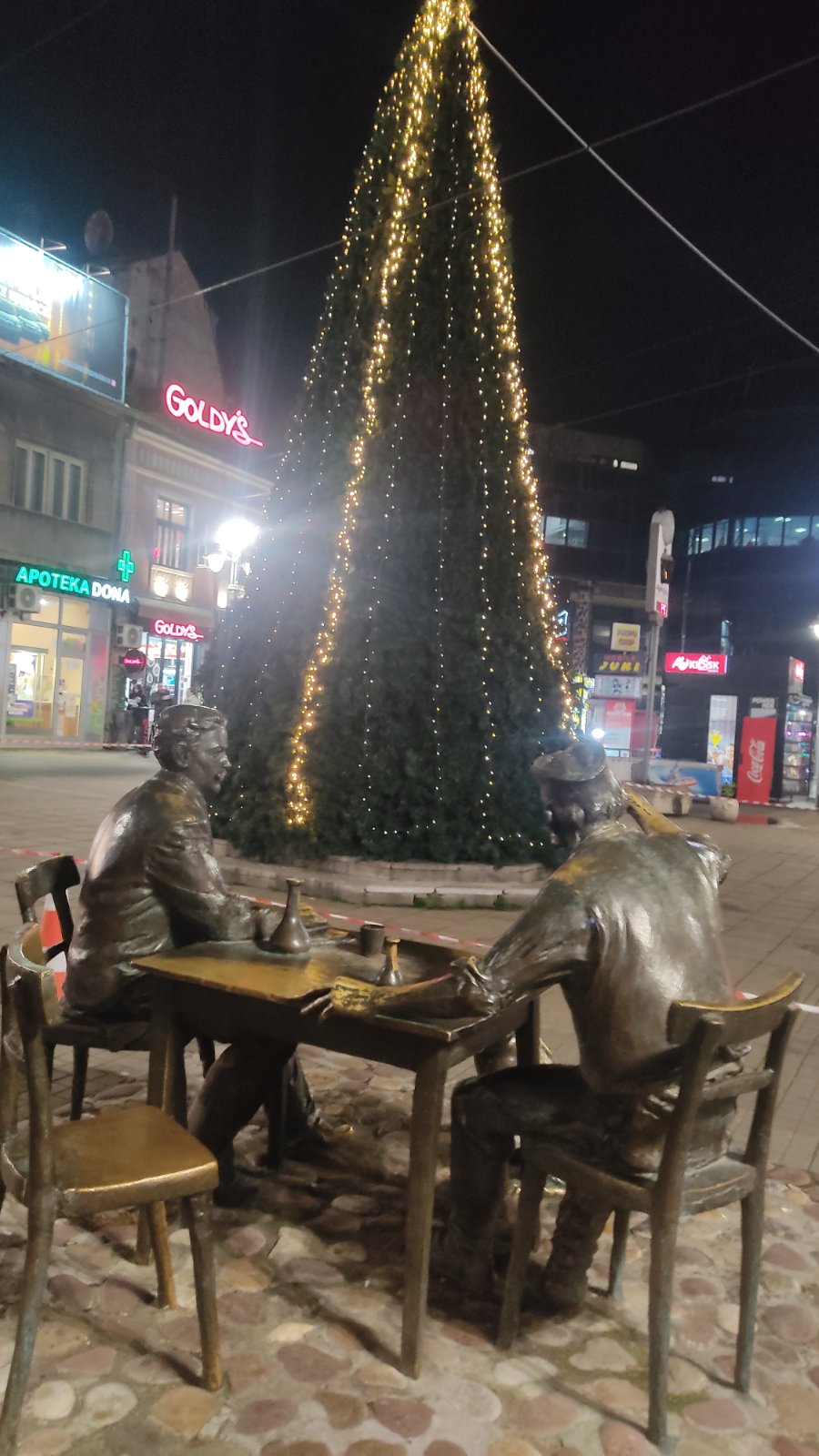 (FOTO) Novogodišnja jelka u Nišu postavljena preko Spomen-česme Stevana Sremca 2