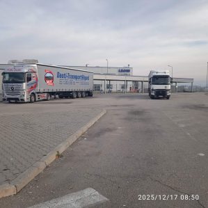 foto, leoni malosiste kamioni i natpis, foto z.m. (FOTO) Mašine se demontiraju, prevoznici čekaju da ih voze za Italiju, a slikanje je zabranjeno: Fabrika Leoni u Malošištu posle zatvaranja 6