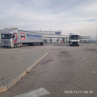 foto, leoni malosiste kamioni i natpis, foto z.m. (FOTO) Mašine se demontiraju, prevoznici čekaju da ih voze za Italiju, a slikanje je zabranjeno: Fabrika Leoni u Malošištu posle zatvaranja 6