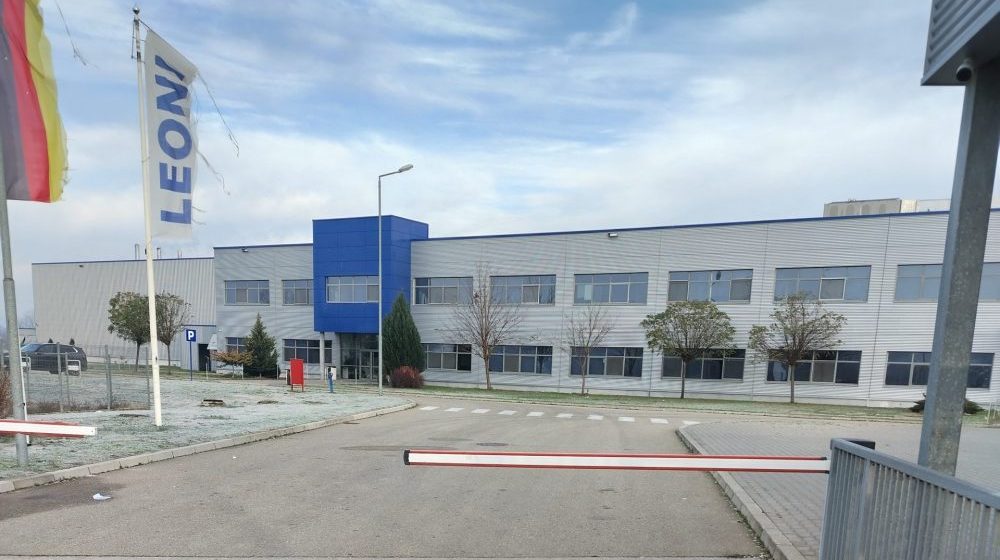 (FOTO) Mašine se demontiraju, prevoznici čekaju da ih voze za Italiju, a slikanje je zabranjeno: Fabrika Leoni u Malošištu posle zatvaranja 10