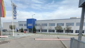 (FOTO) Mašine se demontiraju, prevoznici čekaju da ih voze za Italiju, a slikanje je zabranjeno: Fabrika Leoni u Malošištu posle zatvaranja 1