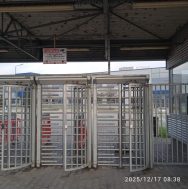 foto, leoni malosiste ulaz kavez, foto z.m. (FOTO) Mašine se demontiraju, prevoznici čekaju da ih voze za Italiju, a slikanje je zabranjeno: Fabrika Leoni u Malošištu posle zatvaranja 7