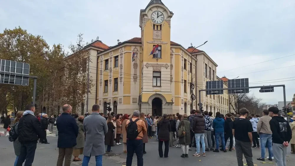 Žena nasrnula na učesnicu protesta i negodovala jer ne idu autobusi: Okupljanje u Nišu povodom 13 meseci od tragedije u Novom Sadu 2