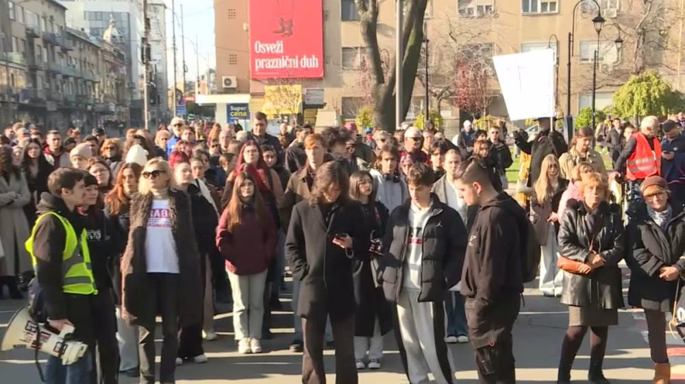 Žena nasrnula na učesnicu protesta i negodovala jer ne idu autobusi: Okupljanje u Nišu povodom 13 meseci od tragedije u Novom Sadu 1