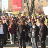 Žena nasrnula na učesnicu protesta i negodovala jer ne idu autobusi: Okupljanje u Nišu povodom 13 meseci od tragedije u Novom Sadu 5