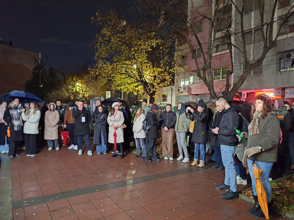 "Kako su korupcija i vlast postali važniji od ljudskog života?": Studenti i građani Niša obeležili godišnjicu početka blokade na Filozofskom fakultetu 2 "Kako su korupcija i vlast postali važniji od ljudskog života?": Studenti i građani Niša obeležili godišnjicu početka blokade na Filozofskom fakultetu 2