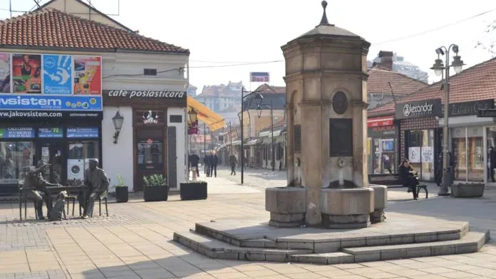 (FOTO) Novogodišnja jelka u Nišu postavljena preko Spomen-česme Stevana Sremca 3