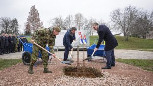 Stefan Janjić pohvalio Gašića kako drži lopatu na lokaciji budućeg Generalštaba (VIDEO) 1