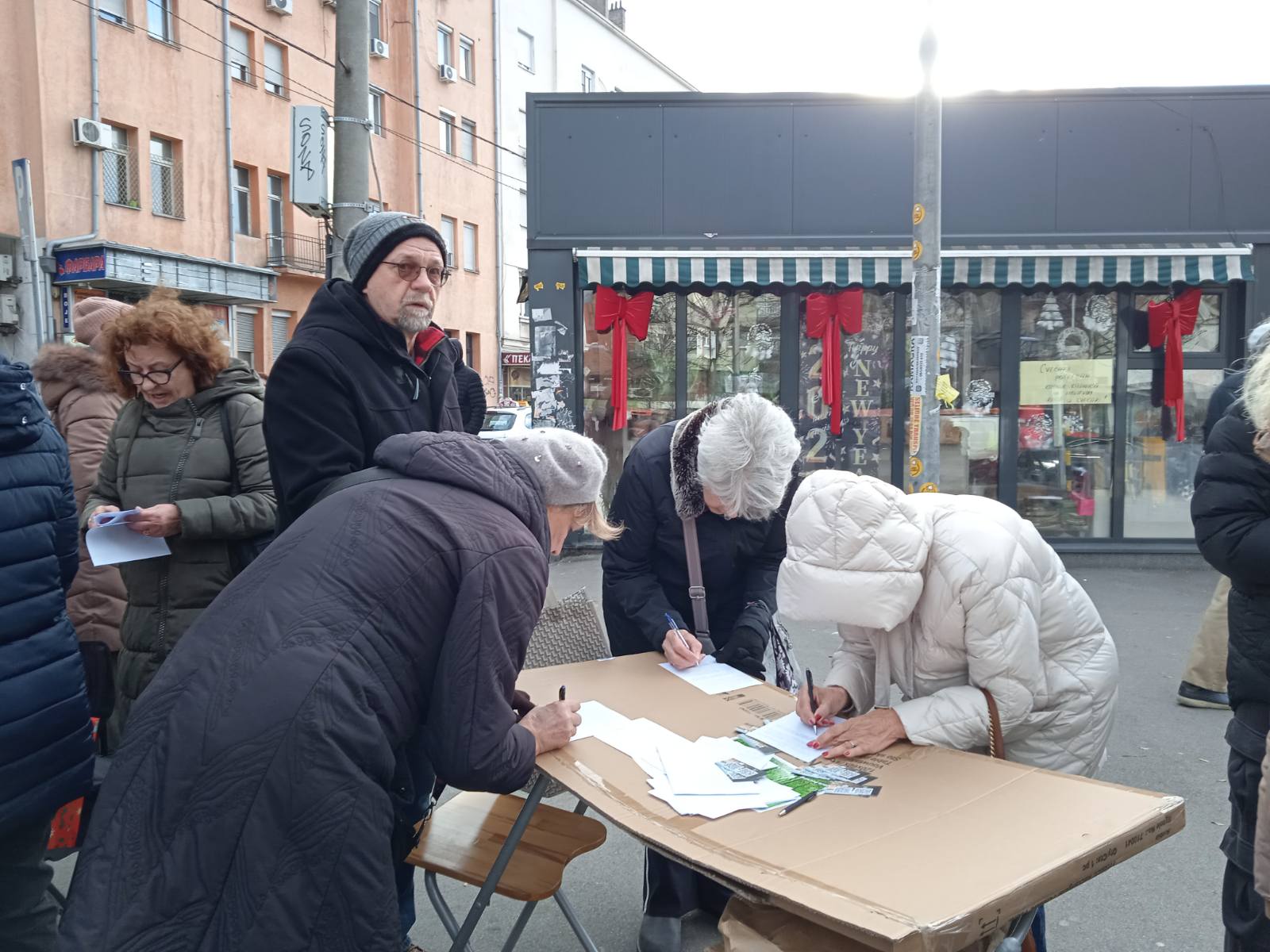 UŽIVO Studenti u akciji skupljanja potpisa za izbore: Odziv građana prevazišao očekivanja studenata, potpise dali i članovi SPS-a (FOTO/VIDEO) 11