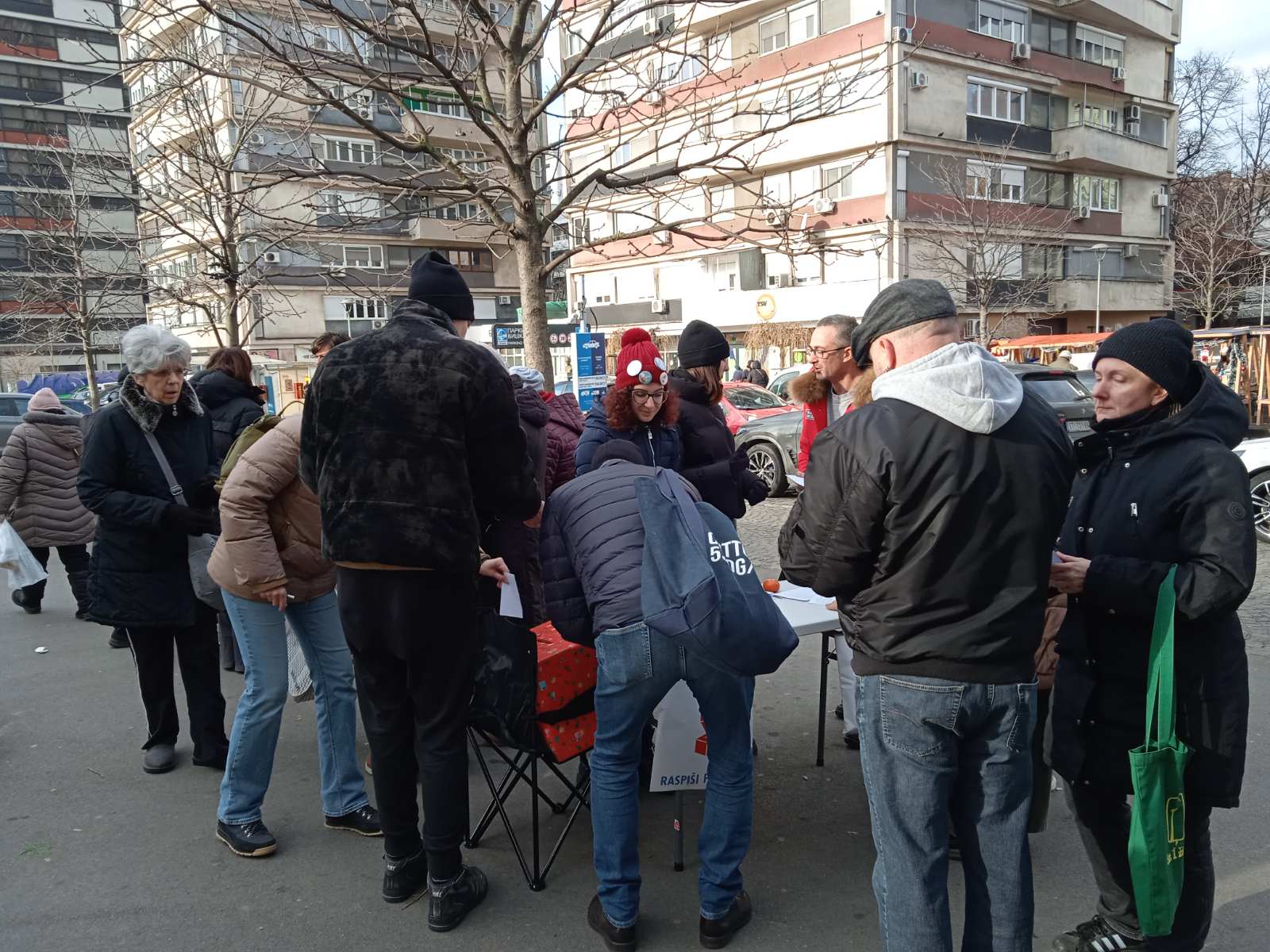 UŽIVO Studenti u akciji skupljanja potpisa za izbore: Odziv građana prevazišao očekivanja studenata, potpise dali i članovi SPS-a (FOTO/VIDEO) 14