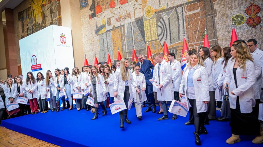 Vučić na dodeli ugovora o radu najboljim diplomcima medicine: Država će nastaviti da povećava plate u zdravstvu i da puno ulaže 10