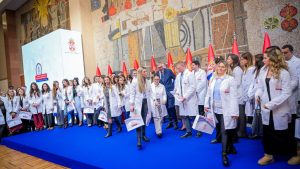 Vučić na dodeli ugovora o radu najboljim diplomcima medicine: Država će nastaviti da povećava plate u zdravstvu i da puno ulaže 1