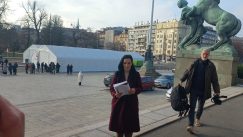 Marinika Tepić "čitala optužnicu" protiv Vladimira Mandića, na stepenicama Skupštine 3