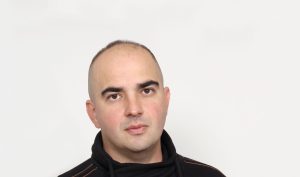 Prvi roman strip scenariste i pisca Miloša Dragojevića "Pogrešno vreme" jedno je od onih štiva koje nikoga neće ostaviti ravnodušnim. Za svoj 25. rođendan objavila ga je izdavačka kuća Rende.