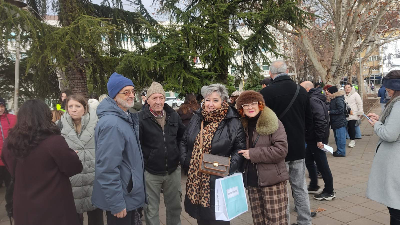 UŽIVO Studenti u akciji skupljanja potpisa za izbore: Odziv građana prevazišao očekivanja studenata, potpise dali i članovi SPS-a (FOTO/VIDEO) 6