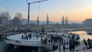 Kosovska Mitrovica: Prvo svečano otvaranje pa poziv na osvetljavanje „Aljbinovog mosta“ 1