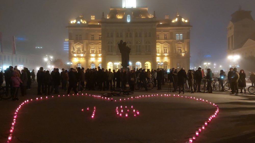 Novi Sad: Skup povodom 13 meseci od pada nadstrešnice, ispred Železničke stanice upaljene sveće 1