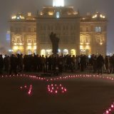 Novi Sad: Skup povodom 13 meseci od pada nadstrešnice, ispred Železničke stanice upaljene sveće 3