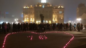 Skup povodom 13 meseci od pada nadstrešnice Železničke stanice i smrti 16 osoba počeo je u 18 časova na Trgu slobode.