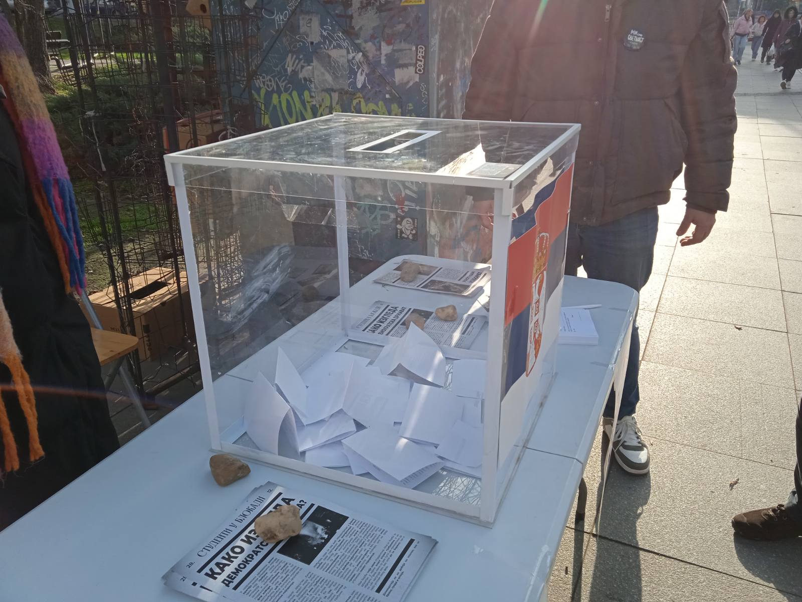 UŽIVO Studenti u akciji skupljanja potpisa za izbore: Odziv građana prevazišao očekivanja studenata, potpise dali i članovi SPS-a (FOTO/VIDEO) 15