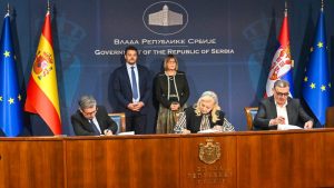 Ugovor za izgradnju mosta na Dunavu kod Bačke Palanke potpisan je danas u Vladi Srbije u Beogradu. U ime Vlade ugovor je potpisala ministarka građevinarstva, saobraćaja i infrastrukture Aleksandra Sofronijević, v.d. direktor JP „Putevi Srbije“ Zoran Drobnjak, te generalni direktor španske kompanije „Centunion S.A.“ Felipe Canet.