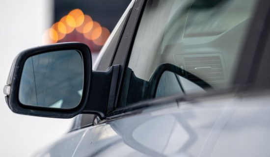 Čemu zapravo služi linija na bočnom retrovizoru? Sitnica koju vozači često ignorišu, a pravi veliku razliku 11