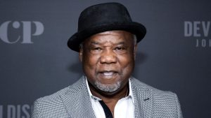 Ajzaja Vitlok Mlađi, iskusni karakterni glumac poznat po upečatljivim ulogama u serijama The Wire, Veep, Your Honor i The Residence, kao i u brojnim filmovima Spajka Lija, preminuo je u utorak u Njujorku. Imao je 71 godinu.