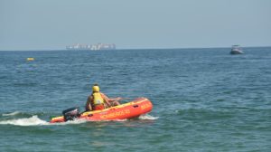 Reklamni avion se srušio na plaži Kopakabana u Rio De Žaneiru, poginuo pilot