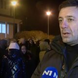 Protest ispred policijske stanice u Kosjeriću, građani traže da se razjasni uloga predsednika opštine u tri incidenta 3