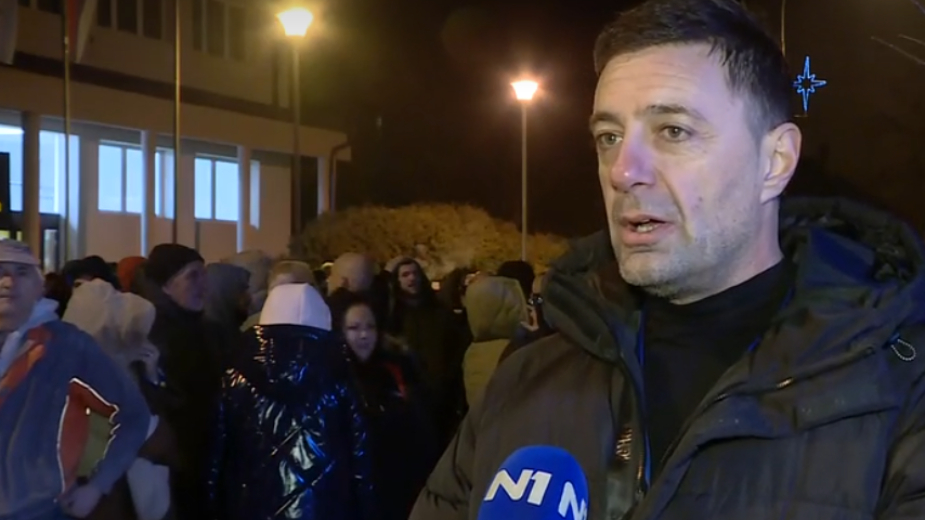 Protest ispred policijske stanice u Kosjeriću, građani traže da se razjasni uloga predsednika opštine u tri incidenta 7