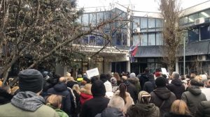 Roditelji učenika i nastavnici OŠ „Prva vojvođanska brigada“ organizuju večeras, 11. decembra, protestni skup ispred ove škole pod nazivom „Za bezbednu školu – protiv manipulacija“ koji počinje u 17.30 sati.