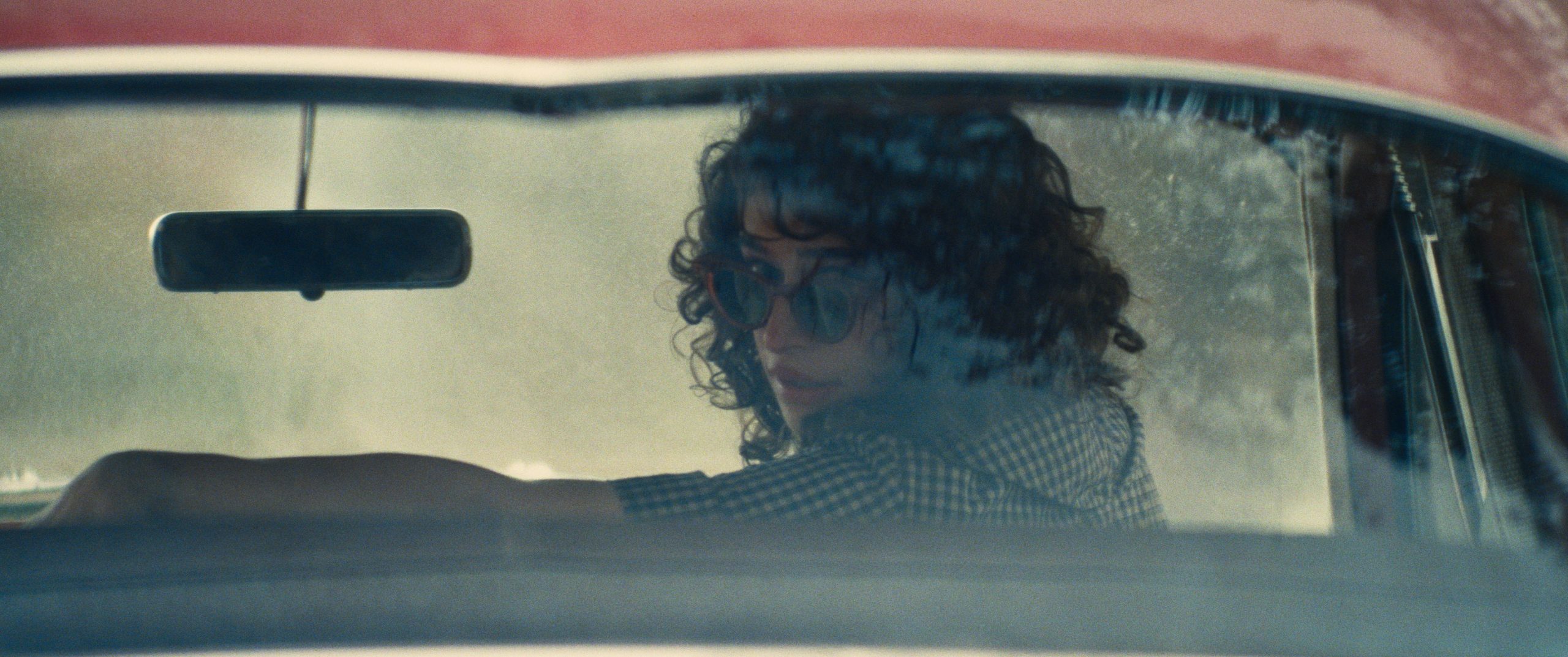 Gvinet Paltrou i Timoti Šalame u filmu koji briše granice ambicije „Marti veličanstveni" 1