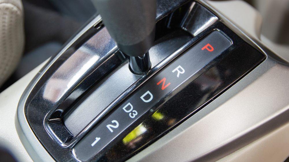 Ne, ne štedi gorivo: Evo zašto je vožnja u leru skuplja, opasnija i lošija za vozilo