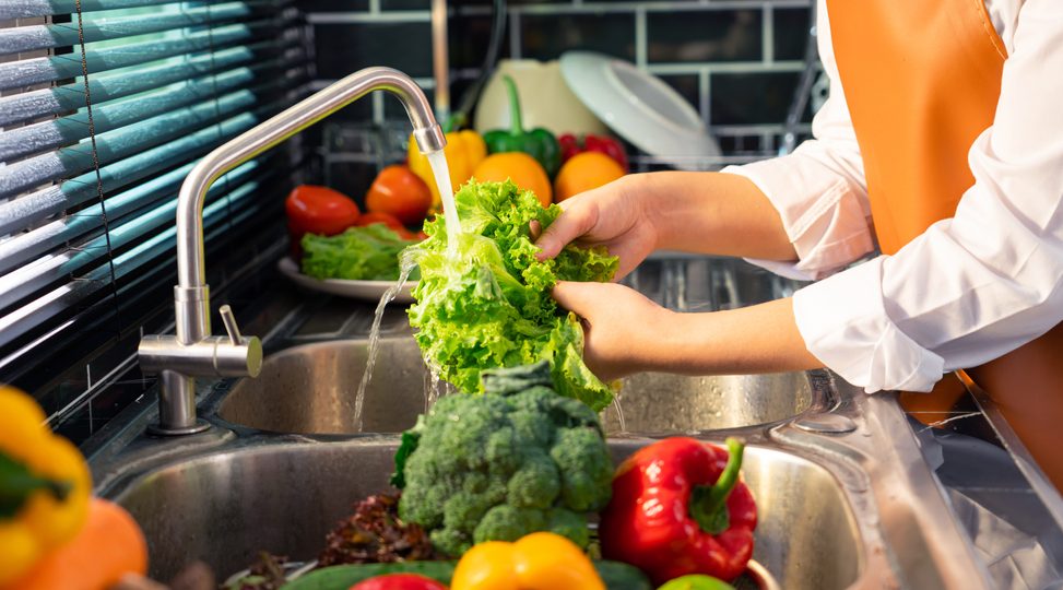 Opasna navika u kuhinji: 6 namirnica koje ne smete prati pre kuvanja