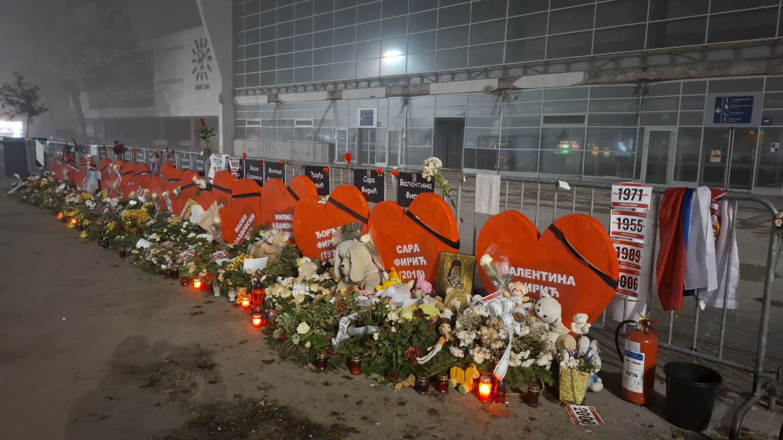 Novi Sad: Skup povodom 13 meseci od pada nadstrešnice, ispred Železničke stanice upaljene sveće 2