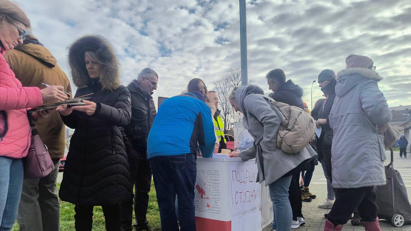 UŽIVO Studenti u akciji skupljanja potpisa za izbore: Odziv građana prevazišao očekivanja studenata, potpise dali i članovi SPS-a (FOTO/VIDEO) 3