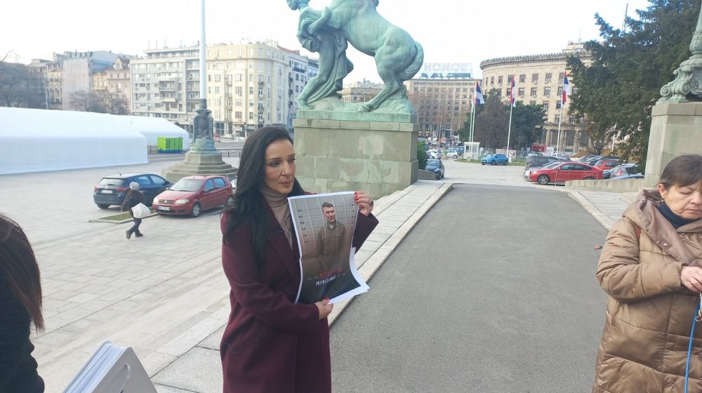 Marinika Tepić "čitala optužnicu" protiv Vladimira Mandića, na stepenicama Skupštine 9