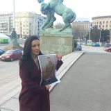 Marinika Tepić "čitala optužnicu" protiv Vladimira Mandića, na stepenicama Skupštine 8