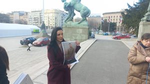 Marinika Tepić "čitala optužnicu" protiv Vladimira Mandića, na stepenicama Skupštine 2