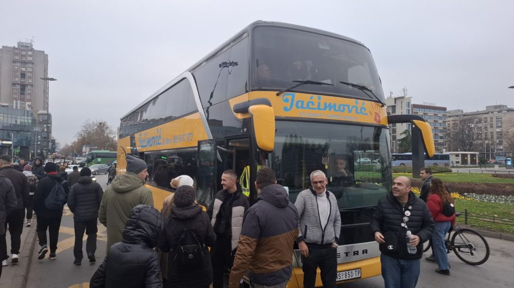 Oko 80 ljudi krenulo Jaćimovićevim autobusom iz Novog Sada na protest u Novi Pazar: "Obustaviti me ne mogu, mogu samo da me ubiju" 11