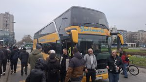 Oko 80 ljudi krenulo Jaćimovićevim autobusom iz Novog Sada na protest u Novi Pazar: "Obustaviti me ne mogu, mogu samo da me ubiju" 1