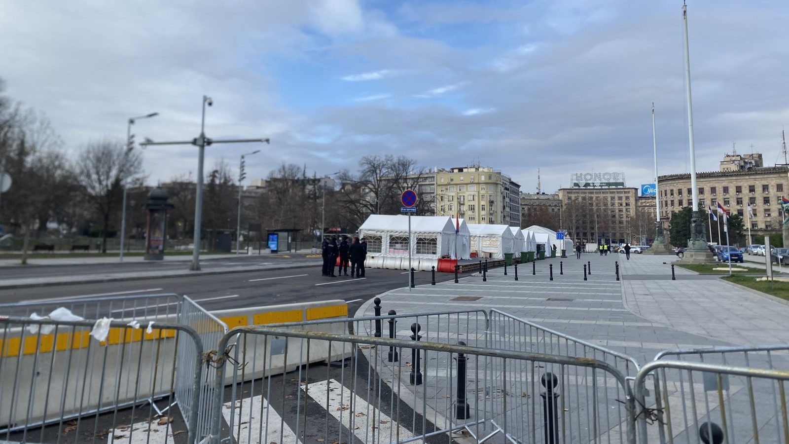 Iz Ćacilenda uklonjen deo šatora, građanima omogućen prolaz (FOTO; VIDEO) 1